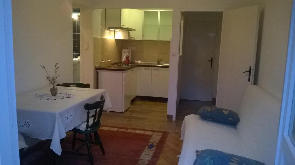 Apartments Indira Loviste Room photo