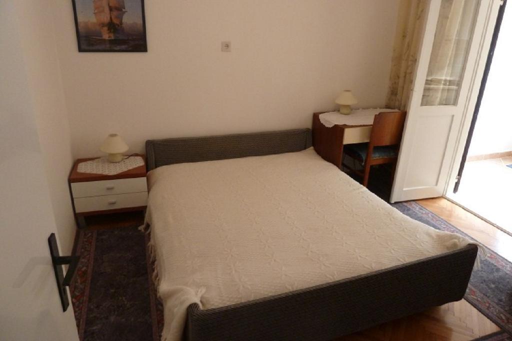 Apartments Indira Loviste Room photo