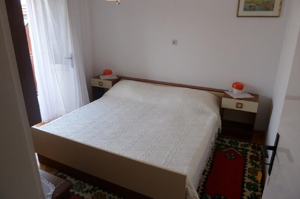 Apartments Indira Loviste Room photo