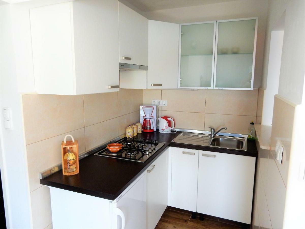 Apartments Indira Loviste Exterior photo