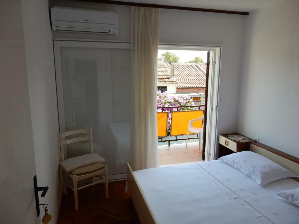 Apartments Indira Loviste Exterior photo