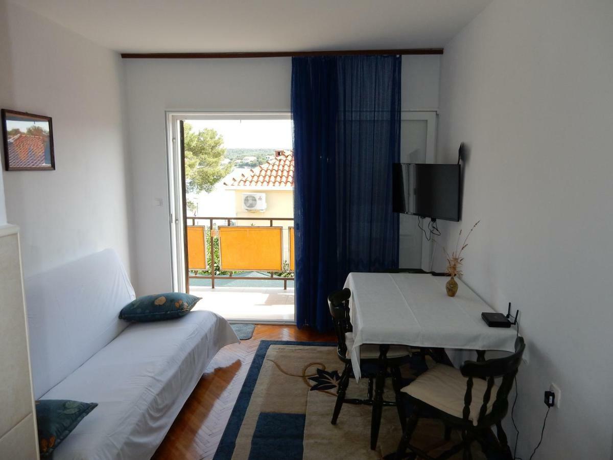 Apartments Indira Loviste Exterior photo